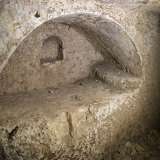 Sulla sinistra troviamo sei giacigli a forma di arco scavati nella roccia. Sono ancora ben visibili gli scalini che permettevano ai religiosi di salire sui propri �letti� e delle parti di pietra pi� alte utilizzate come cuscino